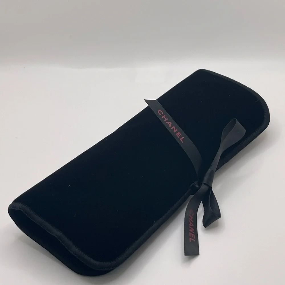 CHANEL - Les Pinceaux Rouge Noir Brush Collection